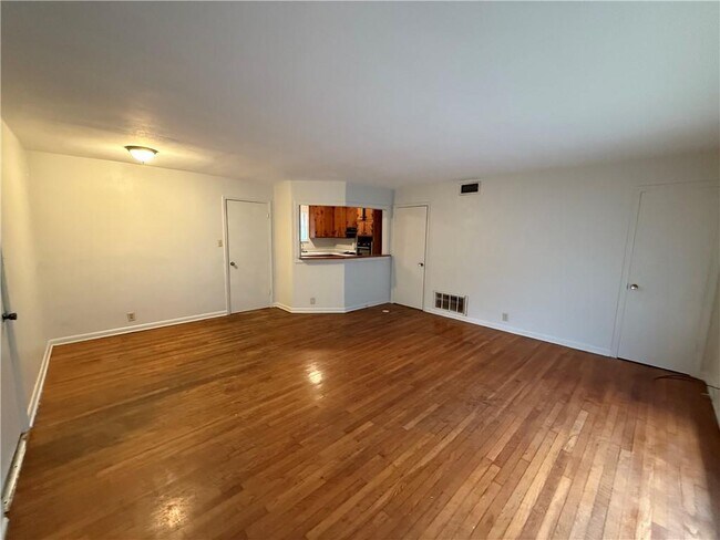 Foto del edificio - 2465 Rothfield Pl