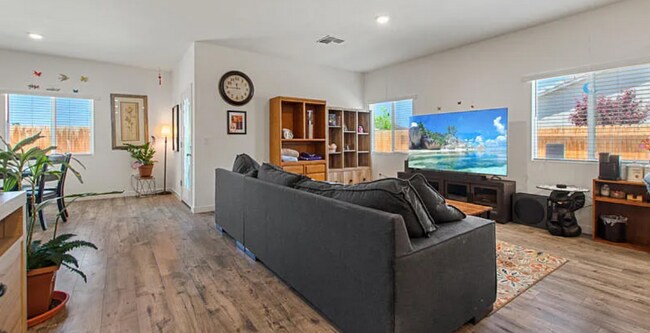 Foto del edificio - 675 Mahogany Dr