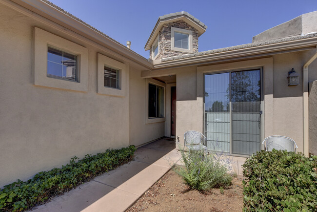 Building Photo - Beautiful Townhouse in Gated Prescott Comm...