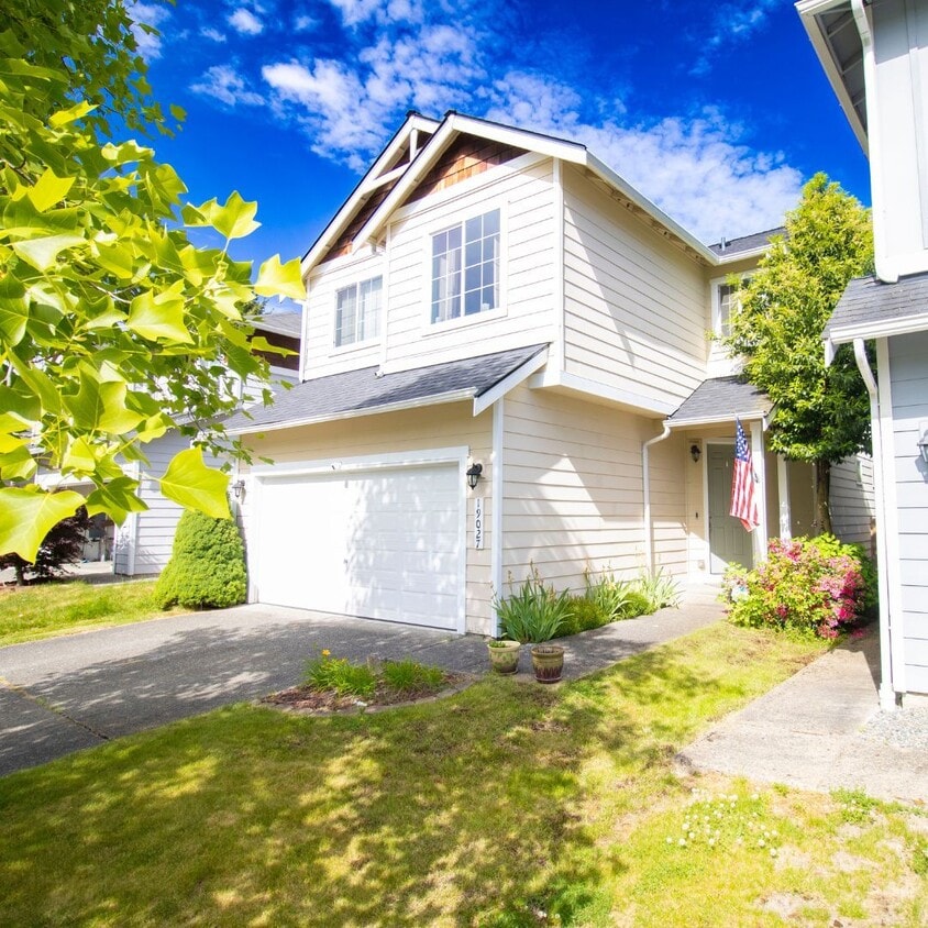 Primary Photo - Beautiful 4 Bedroom + 2 Car Garage!