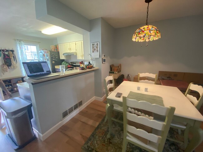 Building Photo - Cozy 2B/2B Remodeled Town Home Just Minute...