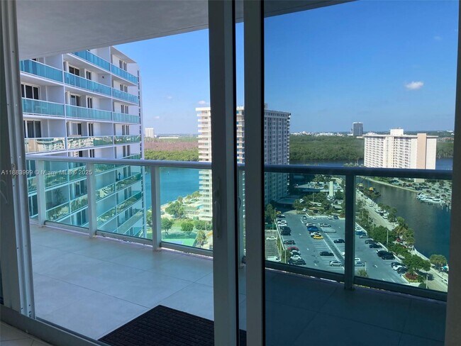 Foto del edificio - 100 Bayview Dr