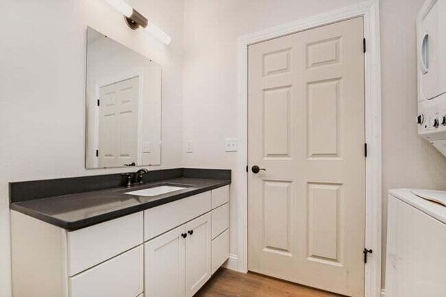 Foto del edificio - 2577 N Downer Ave