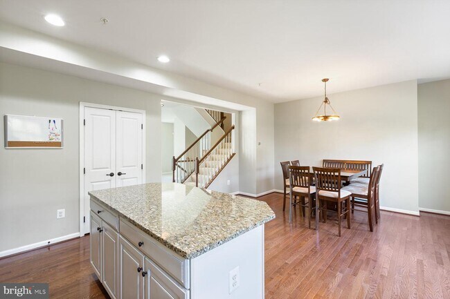 Foto del edificio - 548 Fox River Hills Way