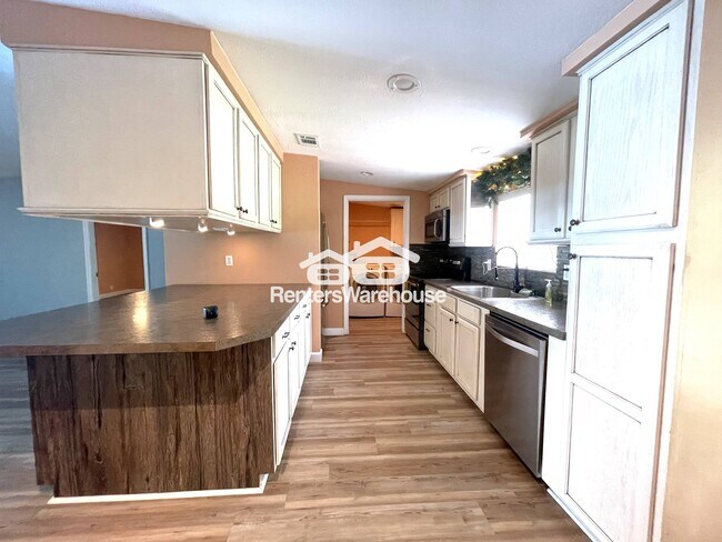 Building Photo - 28639 Bennington Dr