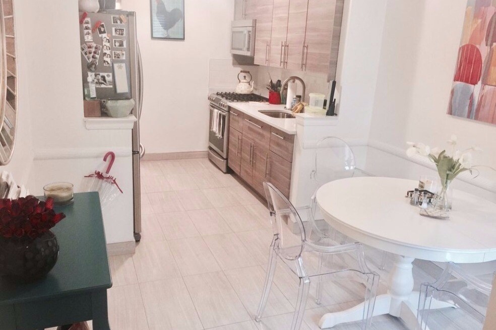 kitchen - 2075 E 64th St