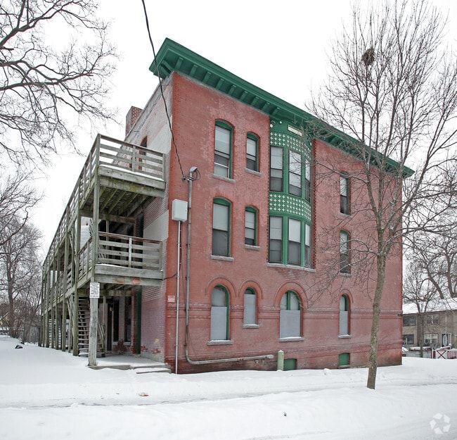 Building Photo - Euclid View Flats