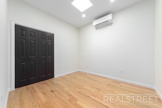 Foto del edificio - 3 bedroom in BROOKLYN NY 11207