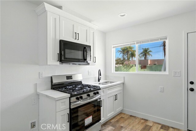 Foto del edificio - 823 W 78th St