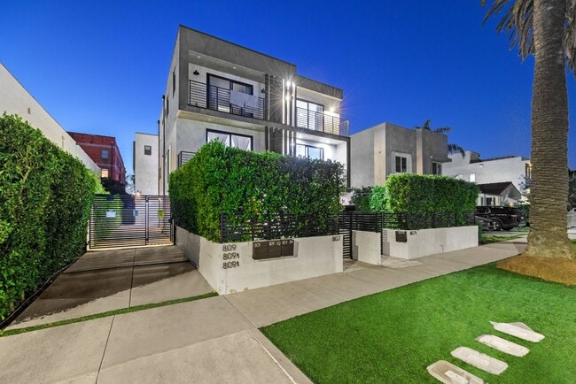 Foto del edificio - 3 BED 3 BATH | PRIVATE FRONT YARD | PRIVATE 2 CAR ATTACHED GARAGE | WASHER | DRYER | CENTRAL A/C