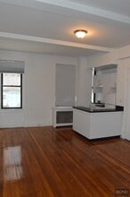 Building Photo - 140 E 46th St