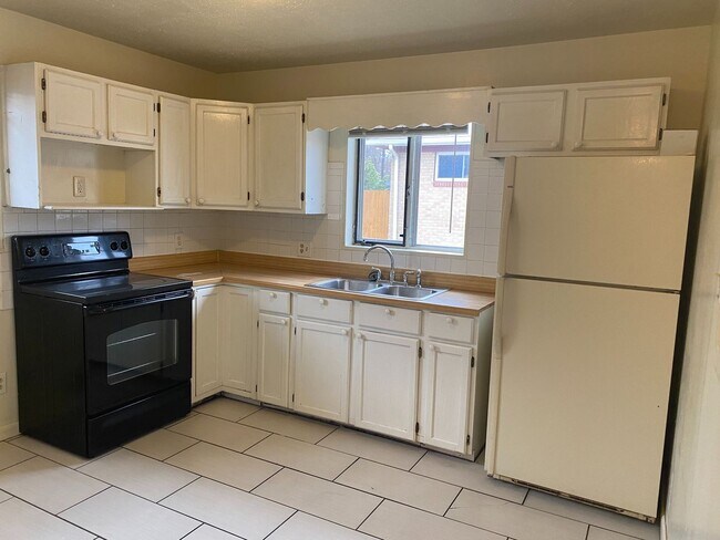 Building Photo - Charming 4 bed/2 bath Brick Home! Availabl...