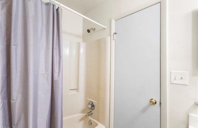 Building Photo - 900 Monarch Dr