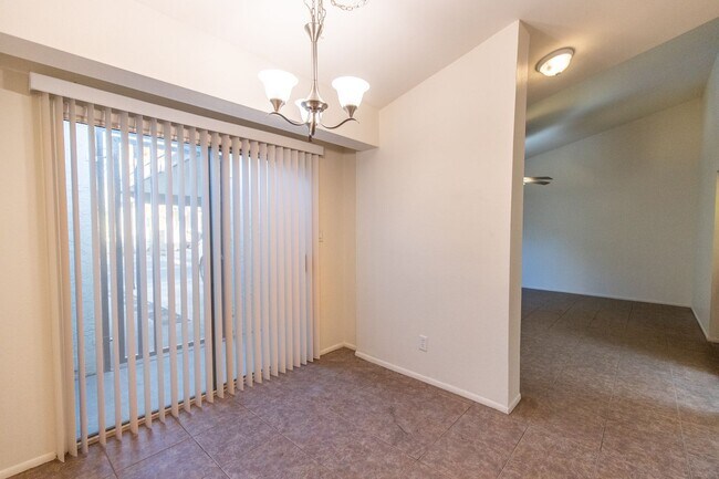 Building Photo - FANTASTIC 2 BEDROOM 2 BATH TOWN HOME IN GA...
