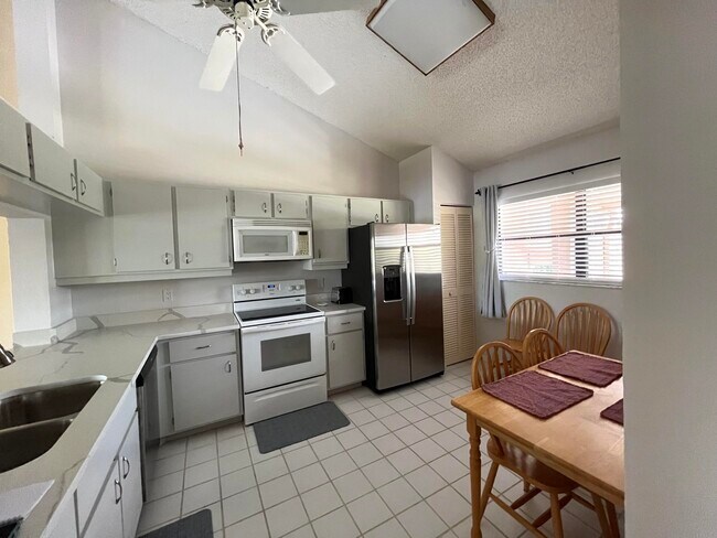 Foto del edificio - 6944 Briarlake Cir