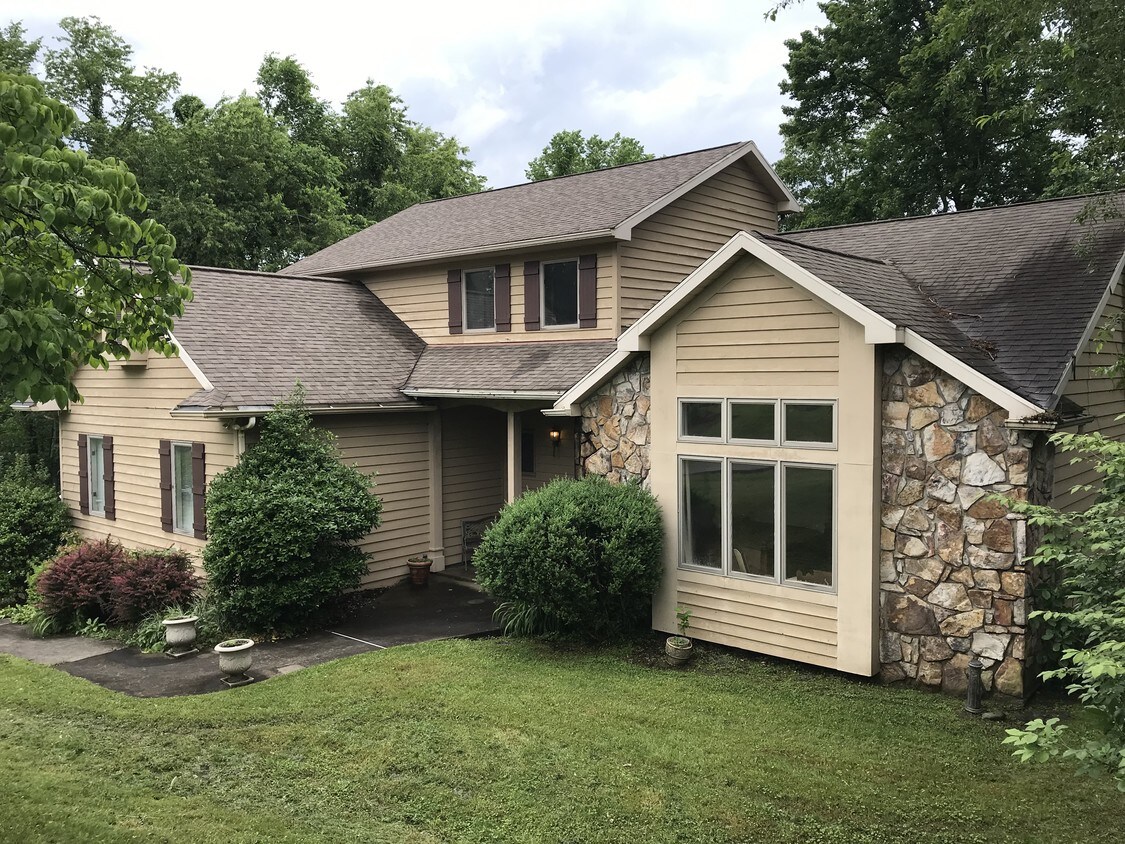 3034 Greystone Dr, WV 26508 House Rental in