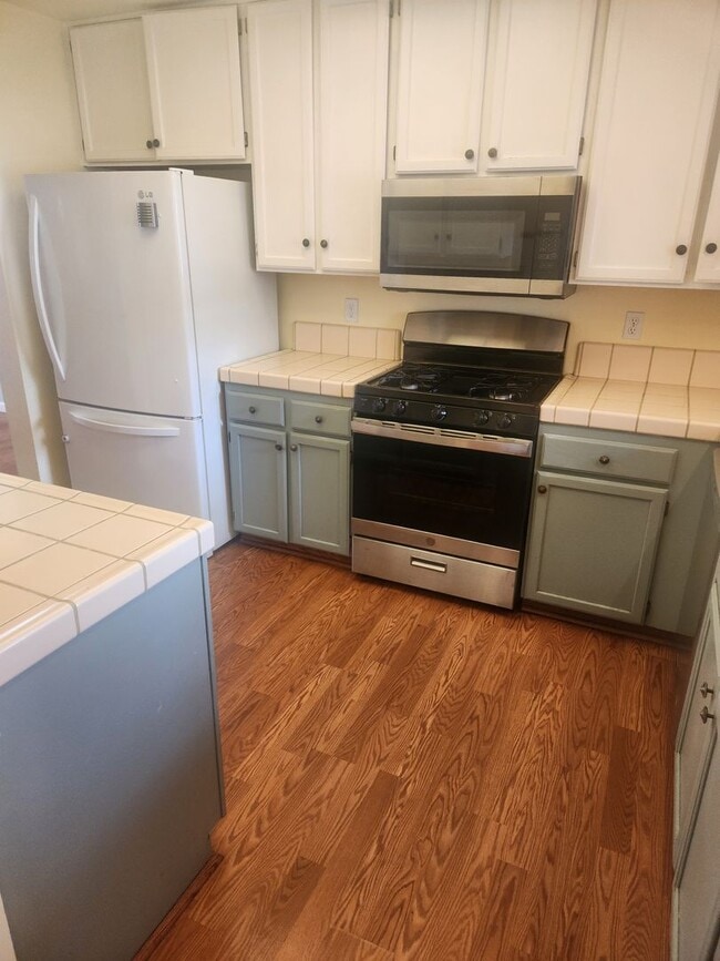 Building Photo - Beautiful well maintained two story, two bedroom townhouse with private backyard.