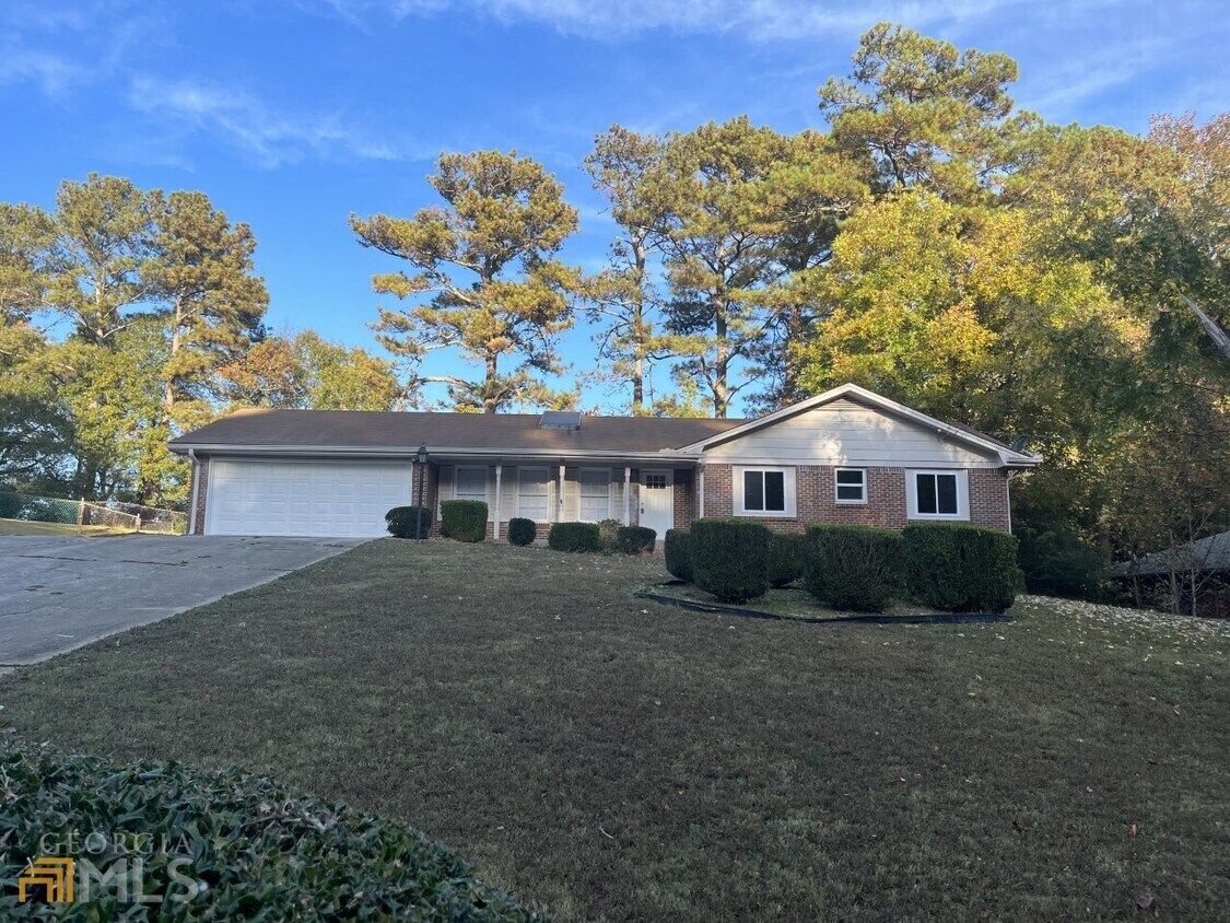 2138 Colonial Oak Way SW, Stone Mountain, GA 30087 House Rental in