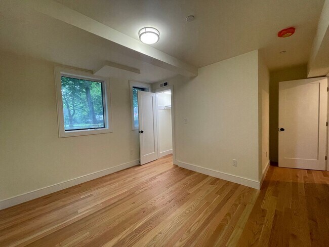 Building Photo - New three bedroom in Brookline