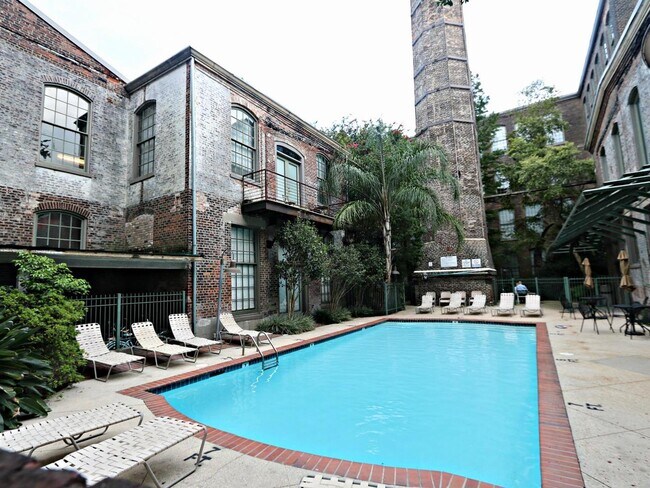 Piscina - 920 Poeyfarre St