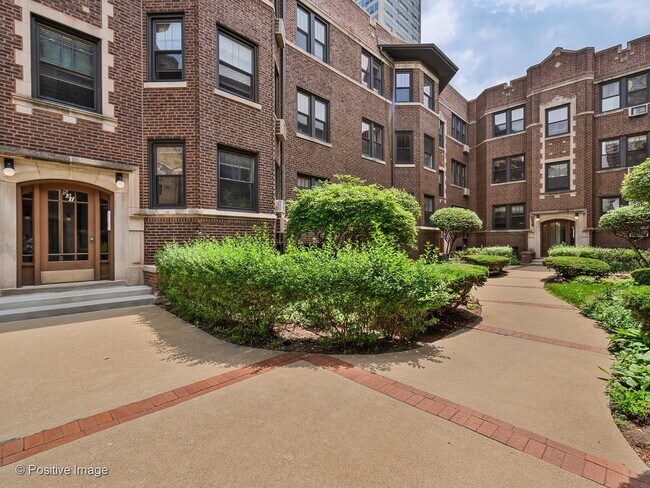 Foto del edificio - 531 W Addison St