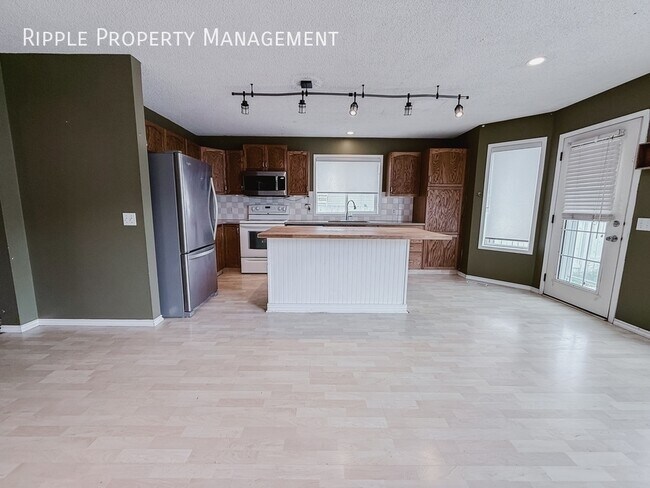 Photo du bâtiment - AMAZING 3 BEDS, 2.5 BATHS UPPER UNIT | Double Detached Garage & Private Backyard