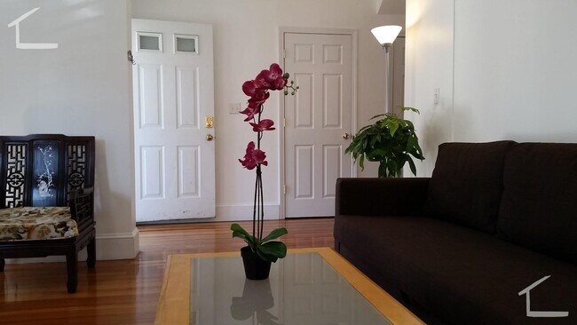 Building Photo - Oak Square 3 bed/2 bath with CENTRAL AIR a...