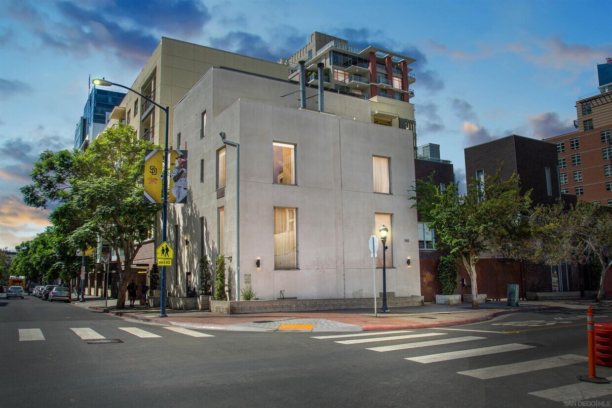 Primary Photo - 985 Island Ave