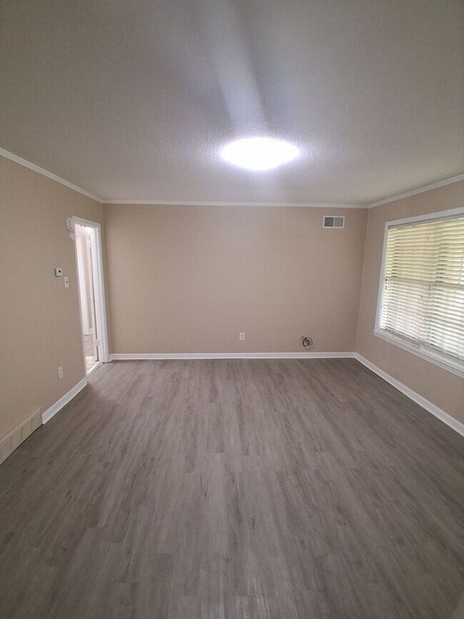Foto del edificio - 4 Success Realty now offering this beautiful 3 bedrooms 2 bath.