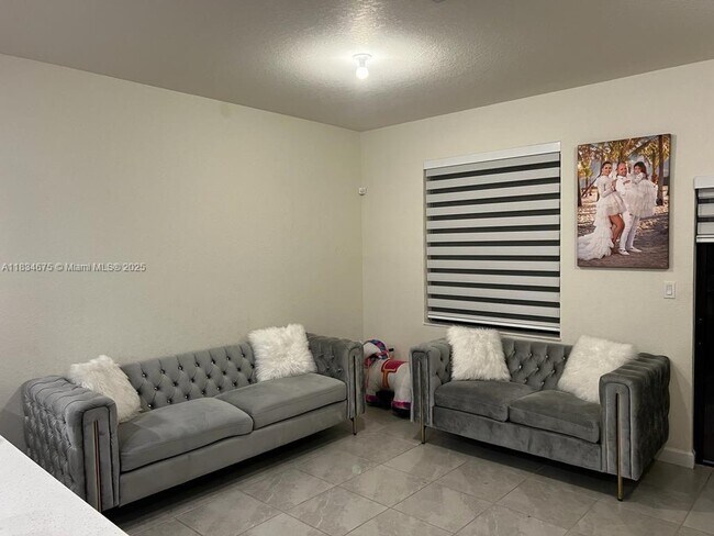 Foto del edificio - 3382 W 114th Terrace