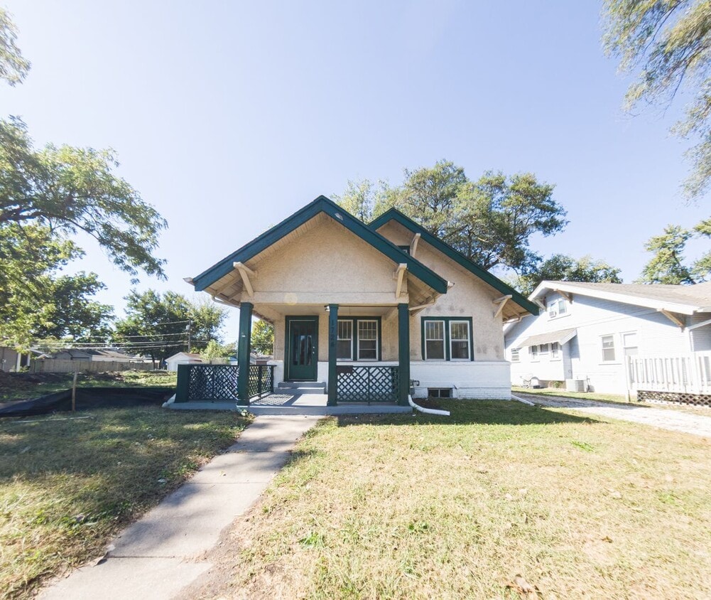 Primary Photo - Spacious 3 Bedroom 1 Bathroom Home