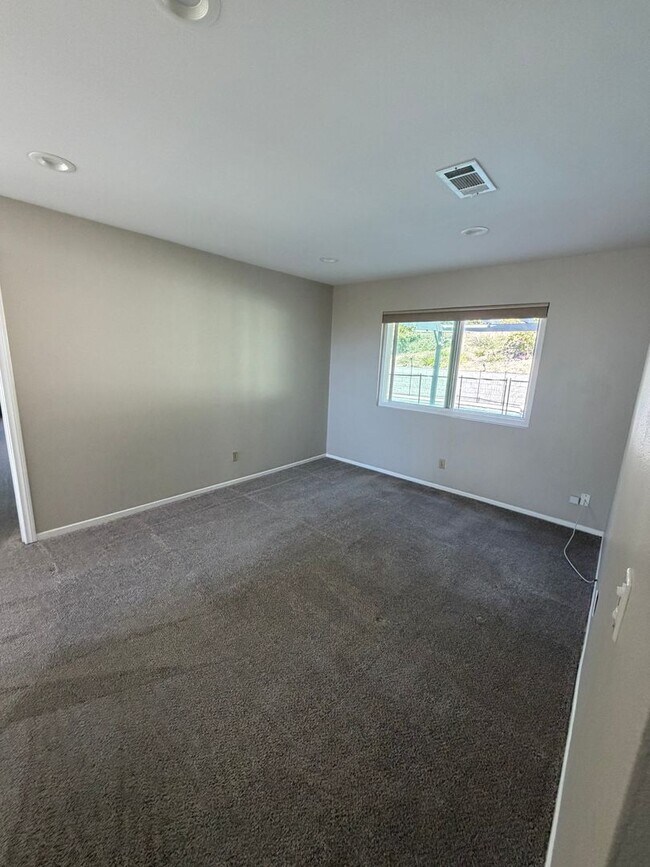 Foto del edificio - 2 story 5 bed, 3 bath pool home located on the East side of Simi Valley