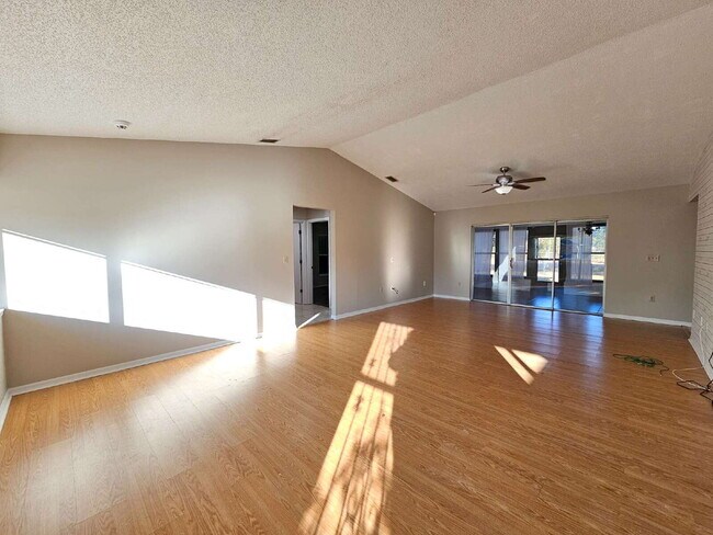 Foto del edificio - 819 Glencove Ave NW