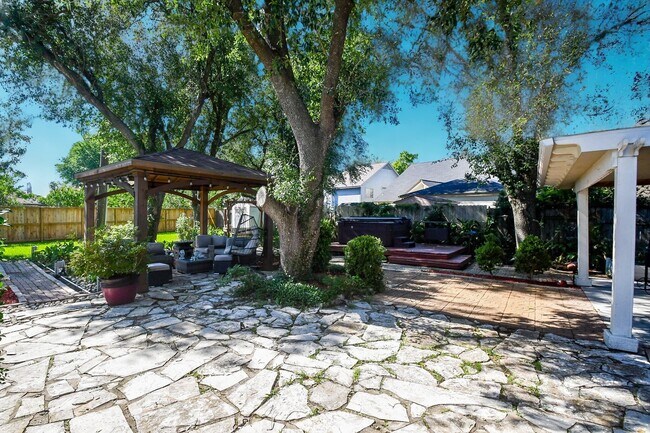 Foto del edificio - 14810 Charlmont Dr