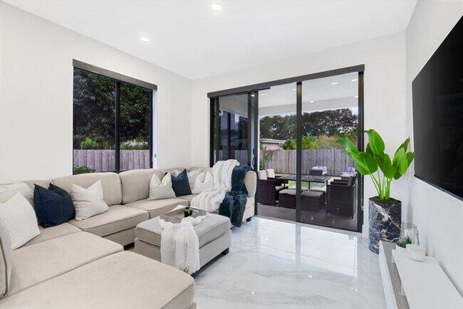 Building Photo - 826 SW 14th Ct