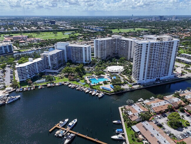 Building Photo - 2500 Parkview Dr