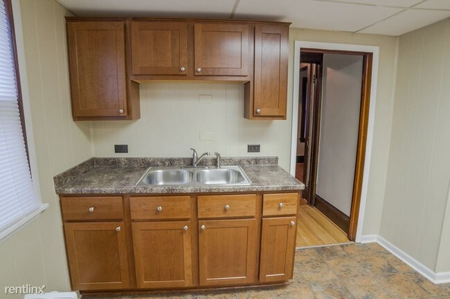 Building Photo - 3 br, 1 bath House - 890 Arkwright Street