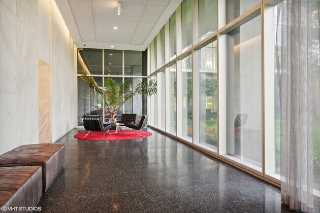 Foto del edificio - 9655 Woods Dr