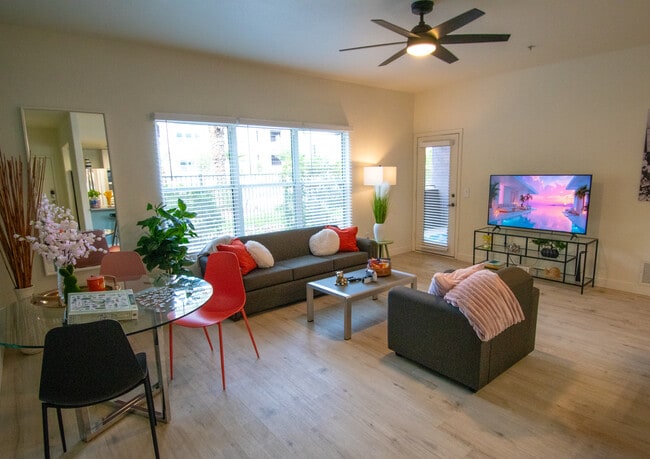 Building Photo - Stone Avenue Standard-Students Only!