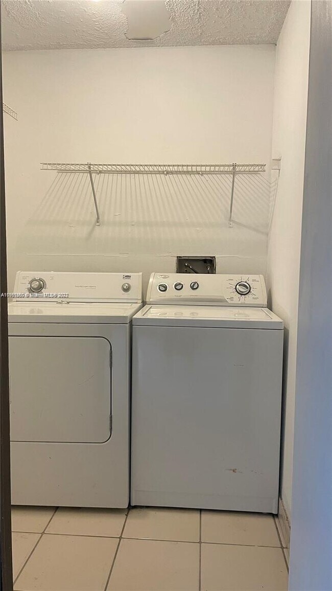 Foto del edificio - 805 NE 199th St