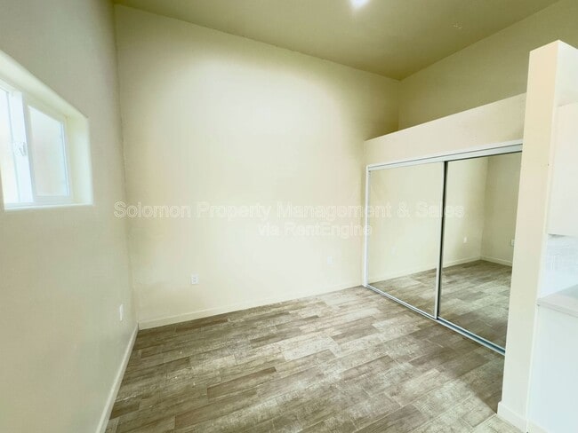 Building Photo - 513 N Ditmar St