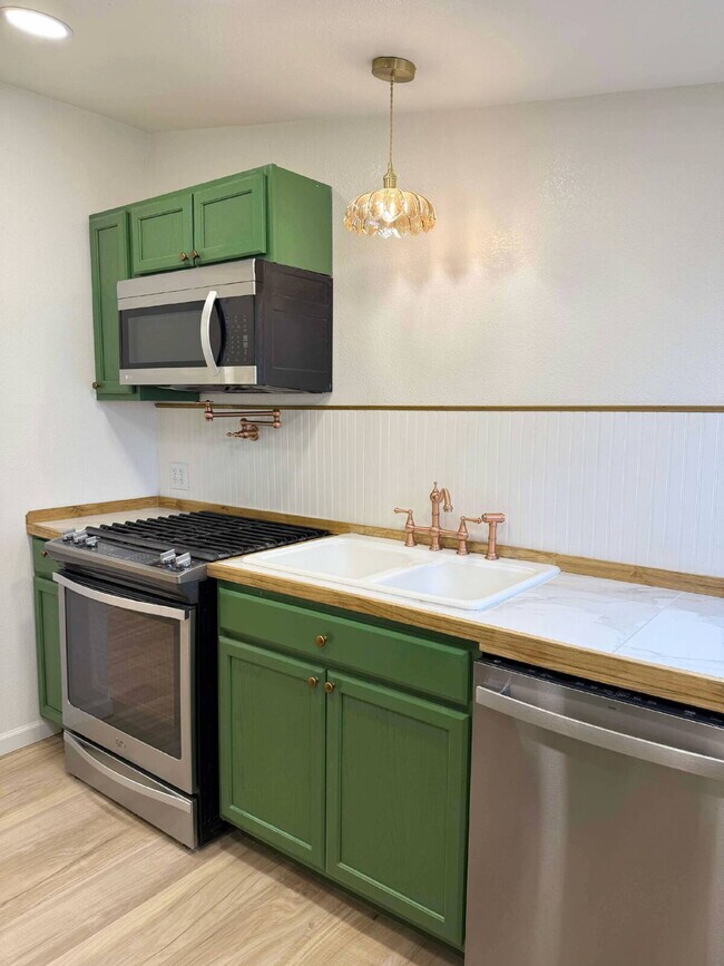 Building Photo - "Charming 1-Bedroom Retreat in Mountain Ho...