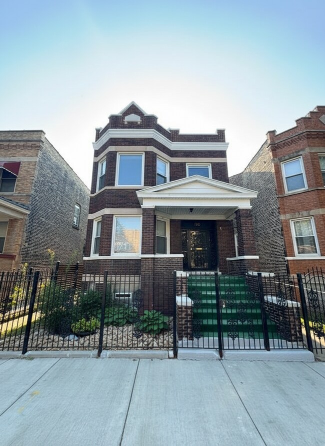 Frente del edificio - 736 N Homan Ave