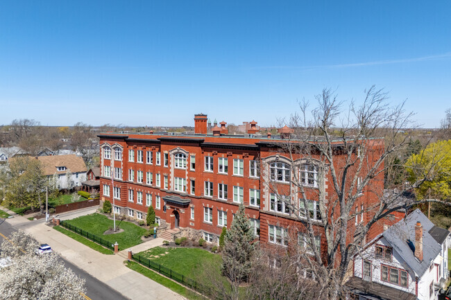 Building Photo - 722 W Delavan Ave