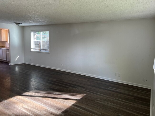 Foto del edificio - 2 bedroom 1 bathroom duplex with garage!