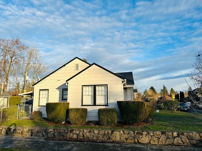 Building Photo - Charming Downtown Vancouver Bungalow