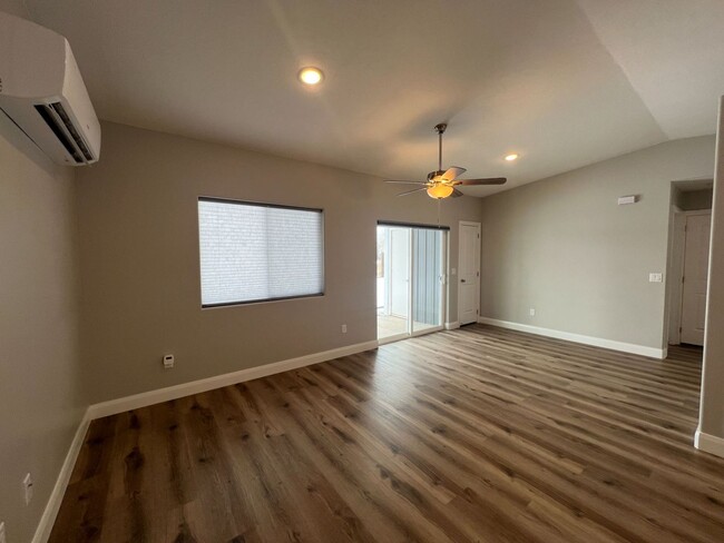 Building Photo - 2 bed - 1 bath - updated throughout!