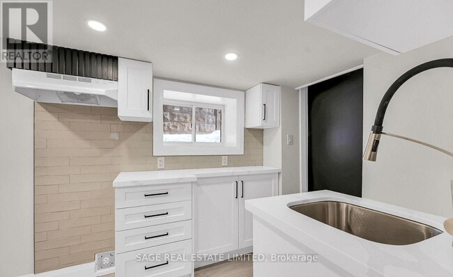 Building Photo - 117 Rosslyn Ave N