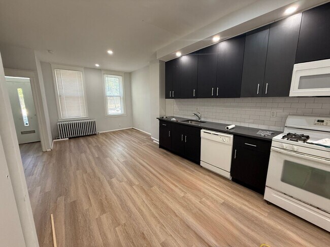 Building Photo - 4 bed 2 bath home with yard