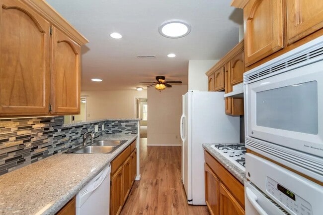 Foto del edificio - 4 bedroom 3 bath 2 car garage- Large Townhome In *Timber Ridge Subdivision*